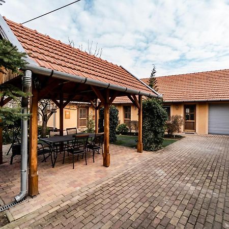 גיולה Estike Apartman מראה חיצוני תמונה